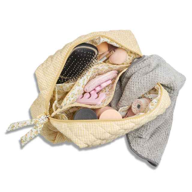 Karen stor toilettaske i gul-ternet quilt